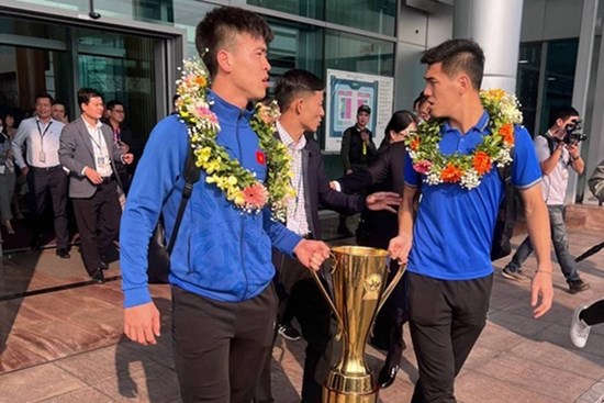 Những người hùng của Đội tuyển Việt Nam về đến Sân bay Nội Bài, người hâm mộ xếp hàng 2 bên đường đón chào