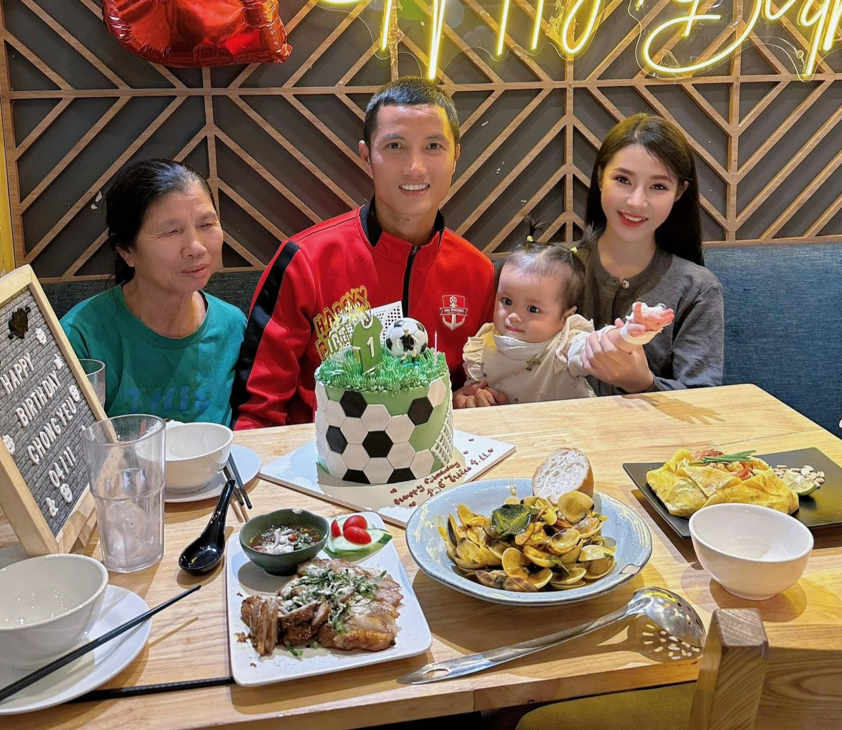 Vợ thủ môn Đình Triệu bật mí chuyện đời thường thú vị về chồng-7