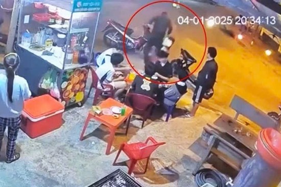 Người đàn ông đánh bé trai dã man là giám đốc doanh nghiệp