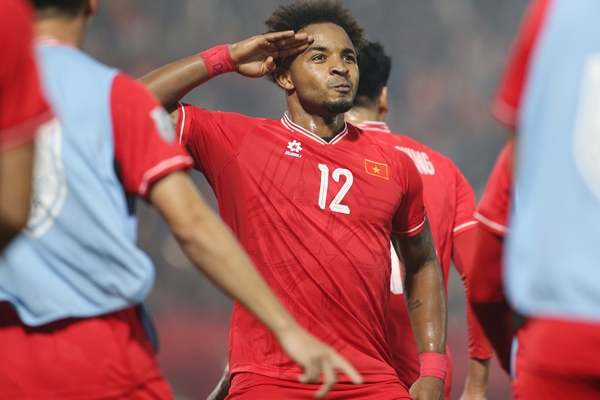 Clip: HLV Kim Sang Sik biểu diễn hip hop ăn mừng chiến thắng cùng học trò-1