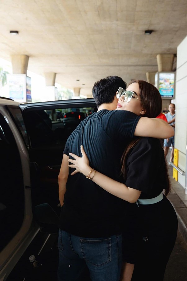 Bức ảnh Trương Ngọc Ánh ôm một người đàn ông giữa sân bay gây tò mò?-1
