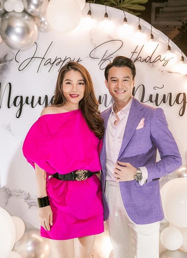 Bức ảnh Trương Ngọc Ánh ôm một người đàn ông giữa sân bay gây tò mò?-2