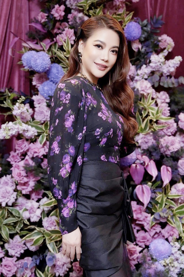 Bức ảnh Trương Ngọc Ánh ôm một người đàn ông giữa sân bay gây tò mò?-3