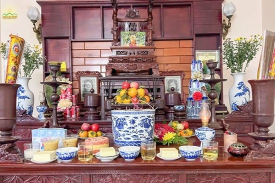 Khi cúng nên dùng nước lọc, nước trà, nước ngọt hay rượu?