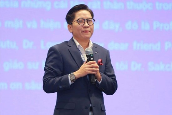 Một tiến sĩ bị đình chỉ chức viện trưởng