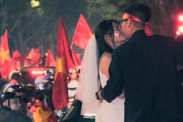 Hai chàng trai chụp ảnh cưới gây sốt mạng xã hội-4