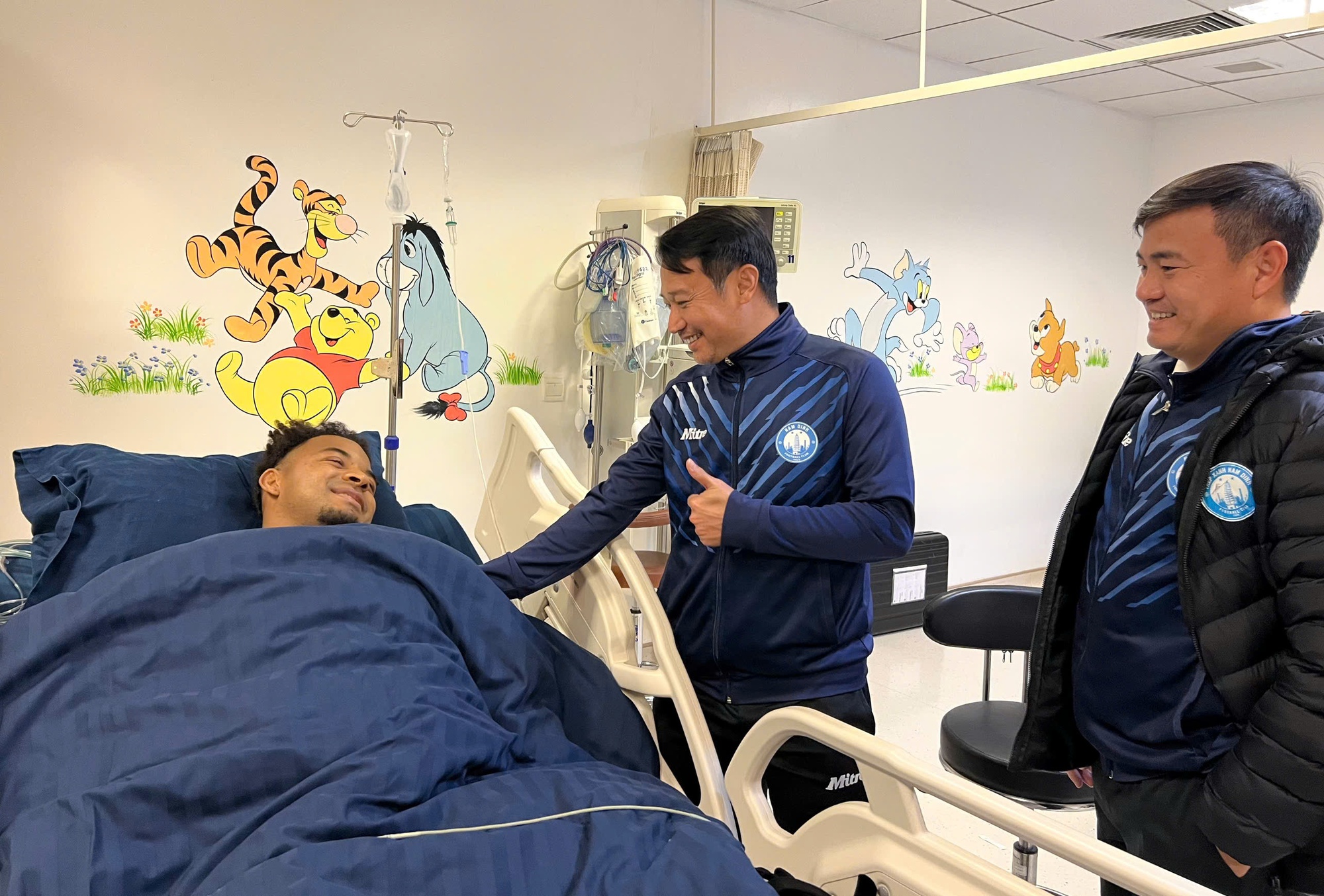 Xuân Son hát Quốc ca sau khi phẫu thuật, nói một câu về bánh chuối khiến tất cả bật cười-1