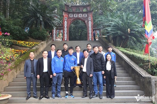 Thầy trò HLV Kim Sang Sik dâng hương báo công Vua Hùng