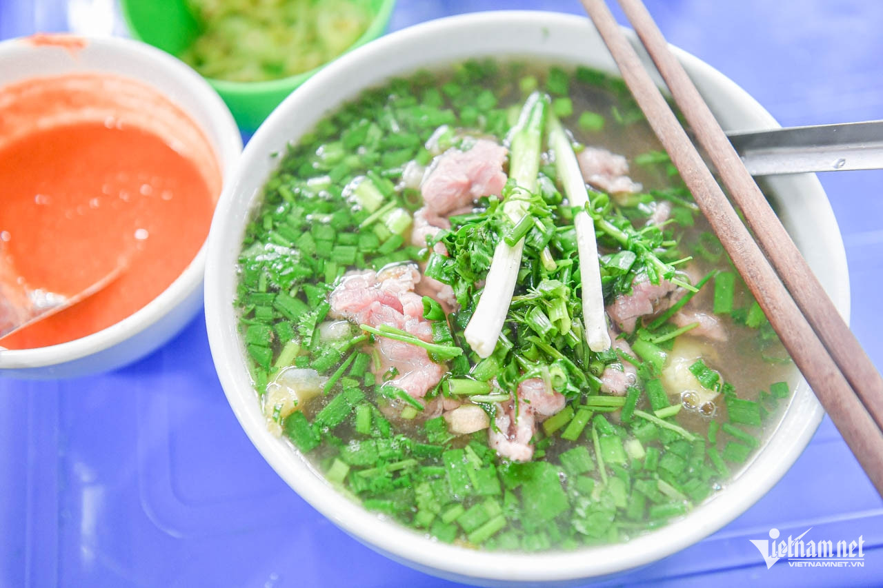 Quán phở 3 đời ở Hà Nội bán vài giờ mỗi sáng, khách đến muộn tiếc nuối ra về-10