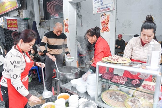Quán phở 3 đời ở Hà Nội bán vài giờ mỗi sáng, khách đến muộn tiếc nuối ra về