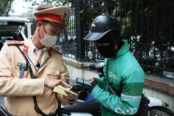 CSGT Hà Nội xử phạt tài xế xe khách 29 chỗ mắc kẹt ở cầu vượt Thái Hà-2