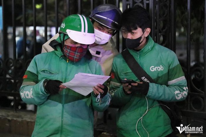 Tài xế xe ôm đi lên vỉa hè: Do khách giục nên tôi bị phạt nửa tháng lương-9