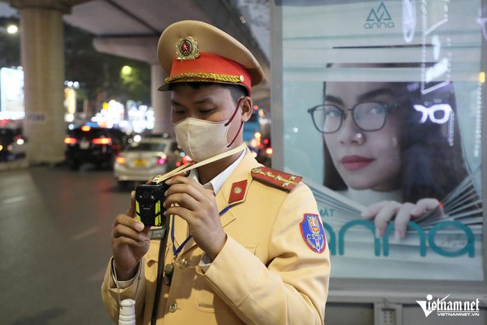 Tài xế xe ôm đi lên vỉa hè: Do khách giục nên tôi bị phạt nửa tháng lương-3