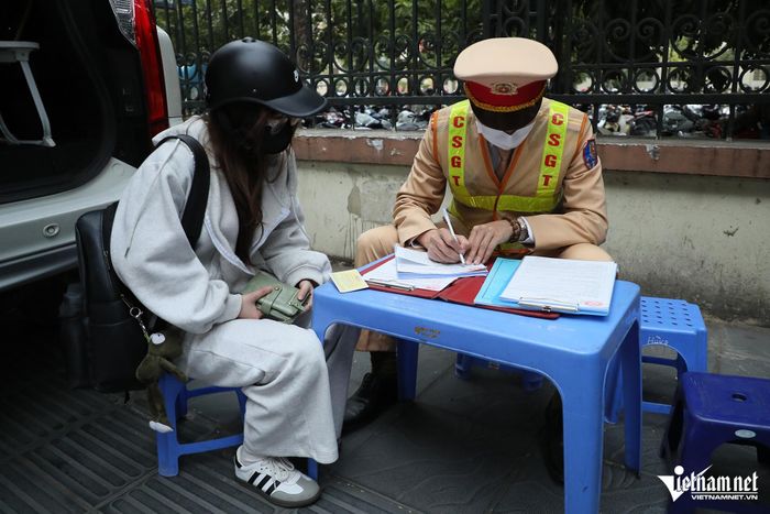 Tài xế xe ôm đi lên vỉa hè: Do khách giục nên tôi bị phạt nửa tháng lương-8