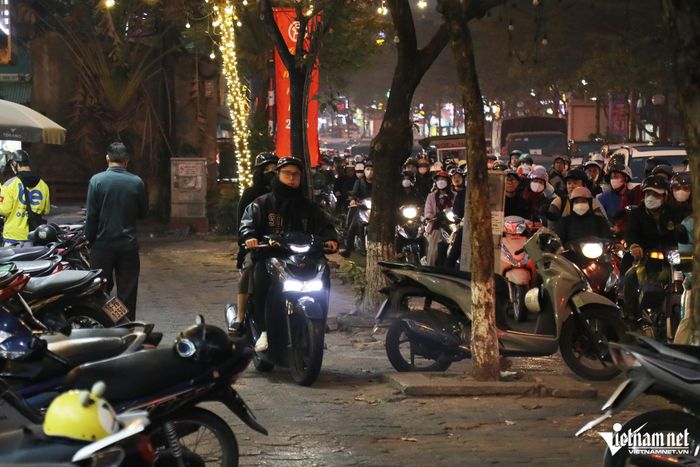 Tài xế xe ôm đi lên vỉa hè: Do khách giục nên tôi bị phạt nửa tháng lương-1