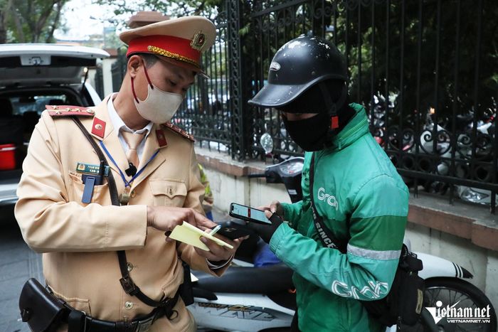 Tài xế xe ôm đi lên vỉa hè: Do khách giục nên tôi bị phạt nửa tháng lương-7