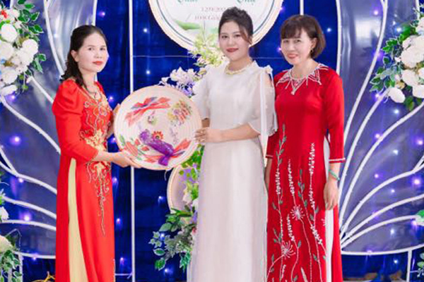 Giữa đám cưới ở Hà Nội, shipper mang đến đơn hàng khiến cả hôn trường bật cười-4