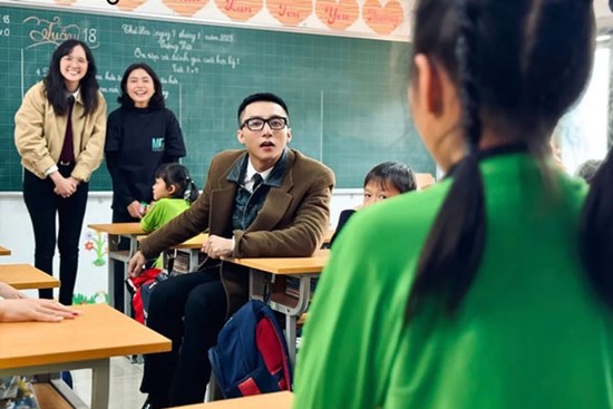 Clip: Sơn Tùng M-TP hòa mình vào điệu múa cùng trẻ em vùng cao Làng Nủ