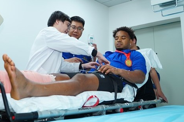 Xuân Son bắt đầu tập phục hồi, nhìn biểu cảm đủ thấy nỗ lực đến nhường nào-2