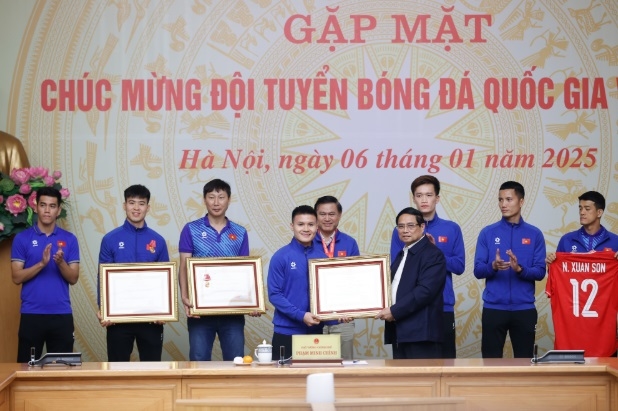 Cầu thủ đầu tiên của Việt Nam 3 lần nhận Huân chương lao động: Lương cao nhất nhì V-League, nhận lót tay lên đến 10 tỷ đồng-1