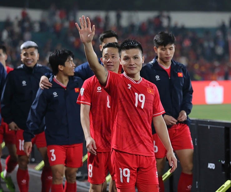 Cầu thủ đầu tiên của Việt Nam 3 lần nhận Huân chương lao động: Lương cao nhất nhì V-League, nhận lót tay lên đến 10 tỷ đồng-2