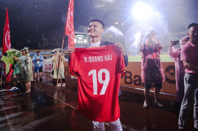 Cầu thủ đầu tiên của Việt Nam 3 lần nhận Huân chương lao động: Lương cao nhất nhì V-League, nhận lót tay lên đến 10 tỷ đồng-4