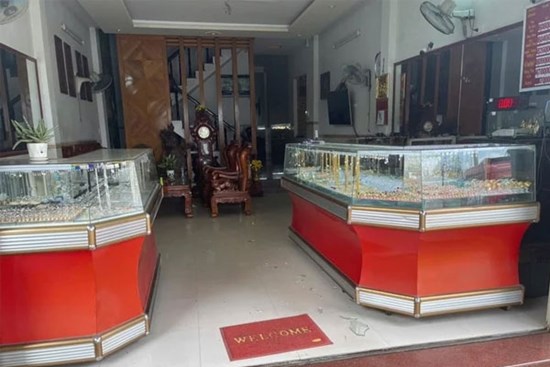 Người đàn ông leo lên ngọn dừa trốn sau khi cướp tiệm vàng tại Bình Định