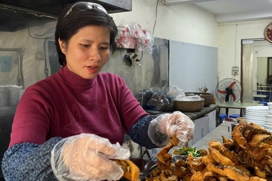 Bỏ việc gắn bó 18 năm về bán bún cá, người phụ nữ ở Hà Nội thay đổi cuộc đời