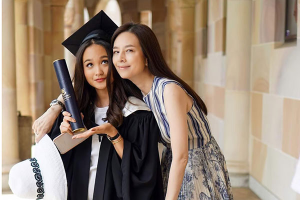 Cuộc sống trong mơ của ái nữ MC giàu nhất Cbiz: 15 tuổi được mẹ tặng Rolls-Royce, năm mới đặt mua thêm xe sang giới hạn-6