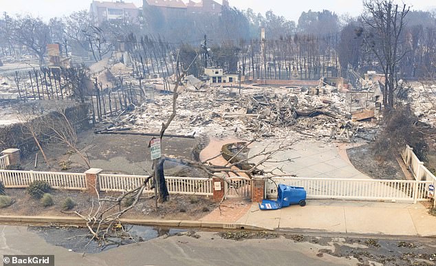 Cháy rừng lịch sử phá hủy California, hàng loạt sao hạng A Hollywood cũng thành vô gia cư khi biệt thự triệu đô bị cháy rụi.-2