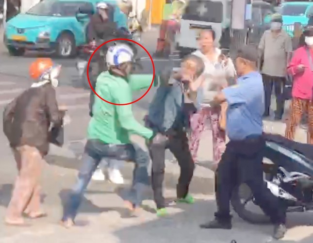 Tài xế xe ôm hỗn chiến ‘kinh hoàng’ trước cổng bệnh viện ở TPHCM-1