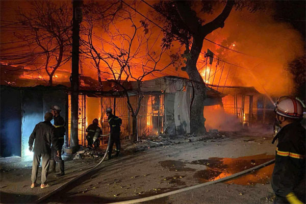 Hiện trường vụ cháy thiêu rụi nhiều ngôi nhà tại đường Hồ Tùng Mậu, Hà Nội-13