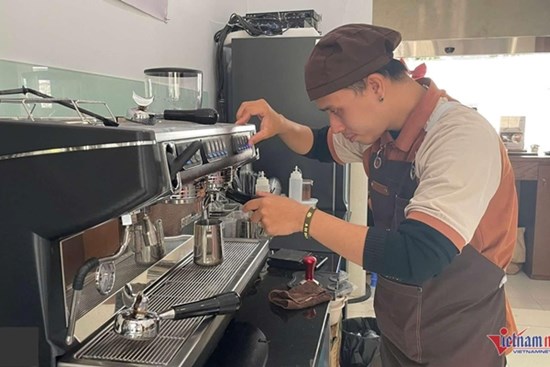 Chuyện phía sau ly nước tốn cả tuần học rót của 9X Hà Nội