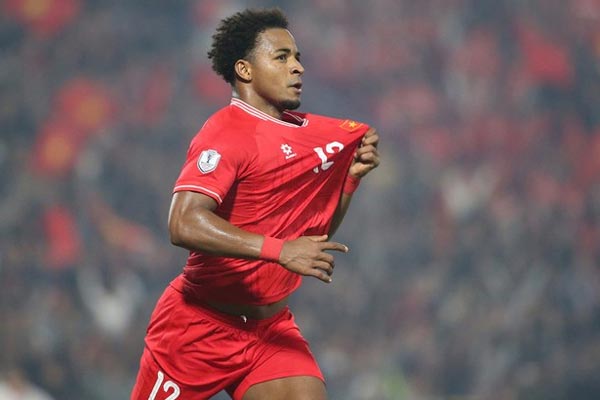 Clip Xuân Son tập đi sau ca phẫu thuật-3