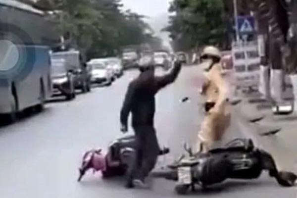 Người đàn ông cầm gậy ba khúc đánh tài xế xe công nghệ giữa đường ở TP.HCM-2