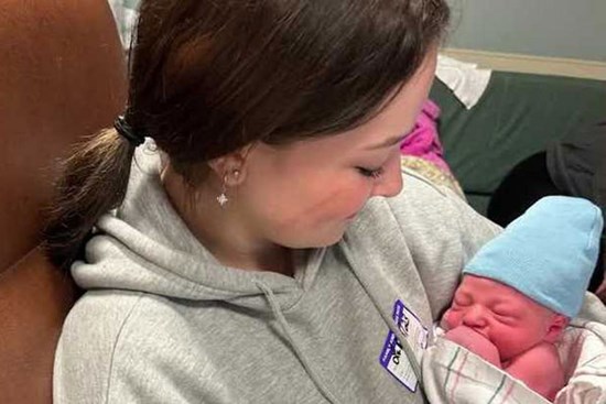 Mẹ phê ma túy ngủ quên trong bồn tắm, em bé 3 tháng tuổi chết đuối