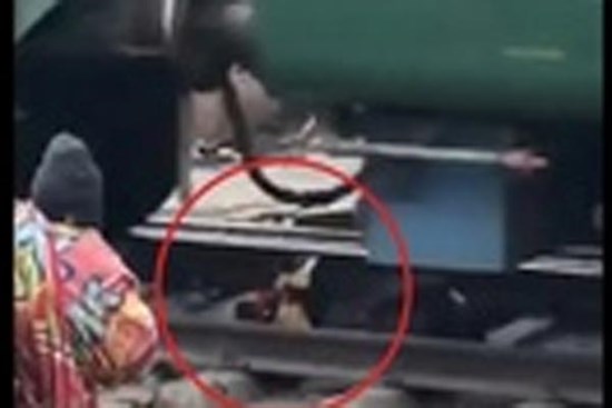 Clip: Bị tàu đâm ngã trên đường ray, người phụ nữ thoát 