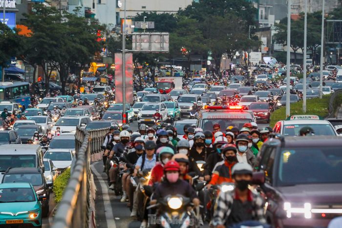 Kẹt xe kinh hoàng ở TPHCM, xe máy vẫn không dám leo lề-1