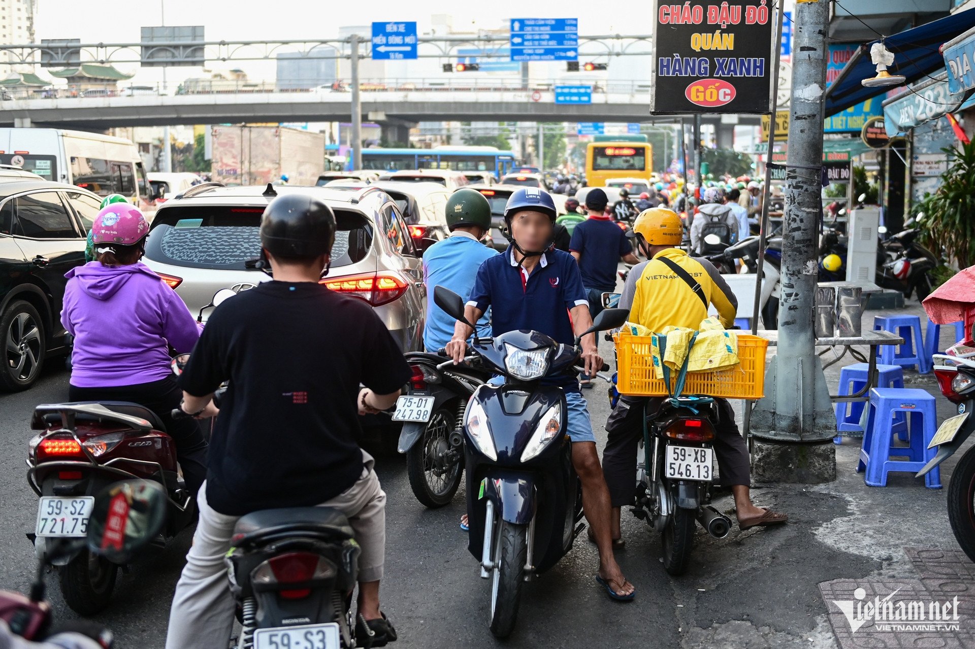 Người đi xe máy vẫn vượt đèn đỏ, leo vỉa hè ở nơi vắng CSGT-4