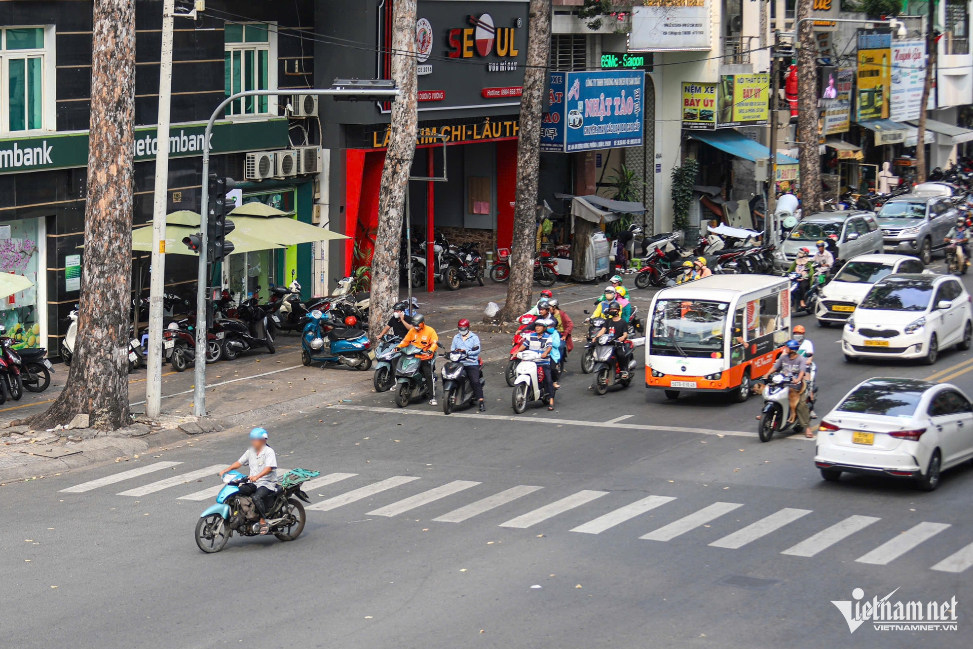 Người đi xe máy vẫn vượt đèn đỏ, leo vỉa hè ở nơi vắng CSGT-5