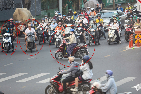 Đèn giao thông lại tê liệt, ô tô ùn ứ nối dài trong Khu công nghệ cao TP Thủ Đức-3