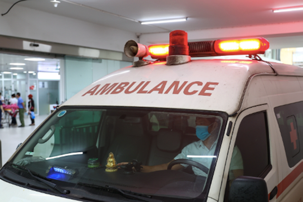 Xe tải va chạm với xe máy khiến 3 người tử vong trên cầu Nhật Tân, Hà Nội-4