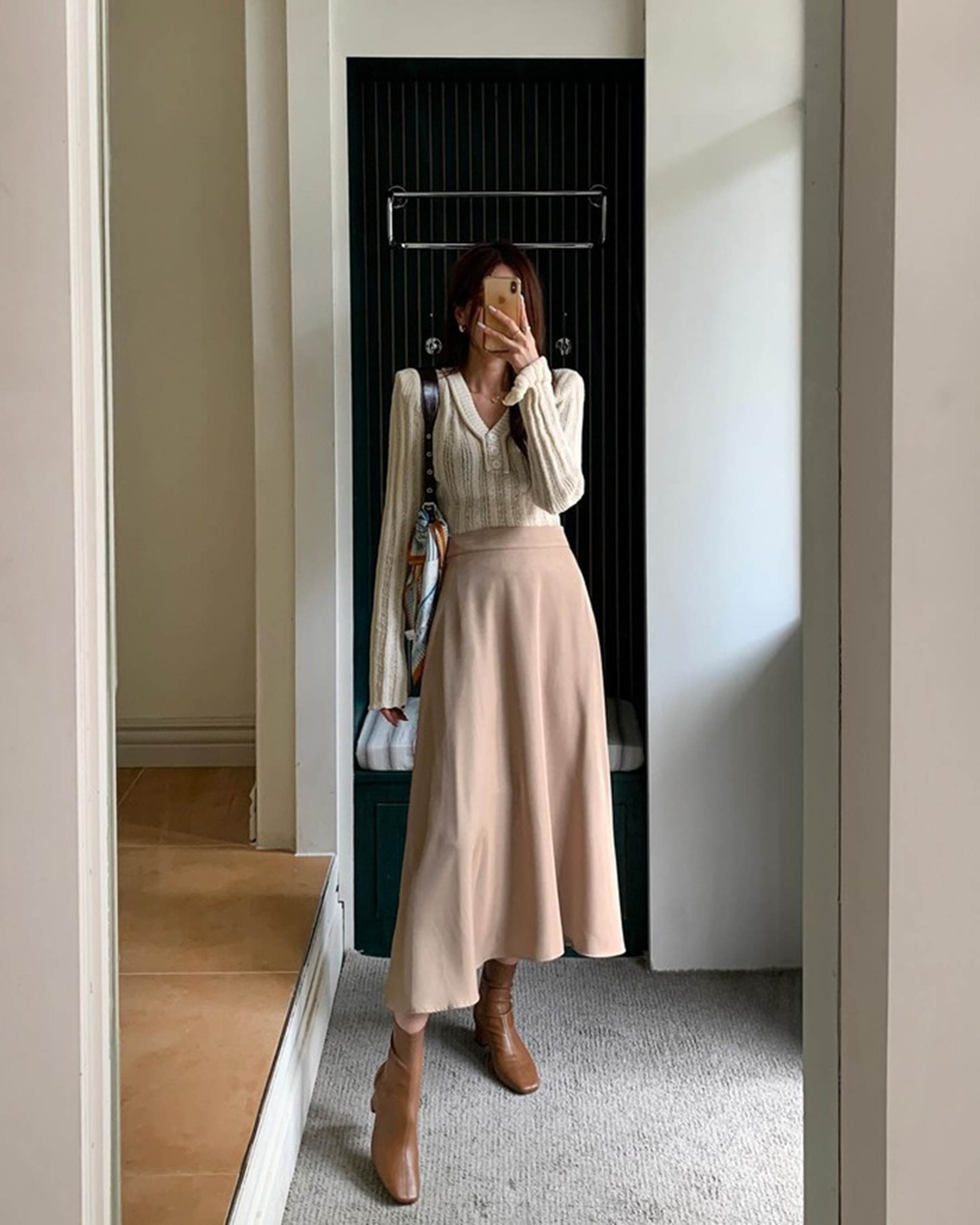 Chị em ghim ngay 10 cách mặc áo sáng màu tươi trẻ cho Tết-4