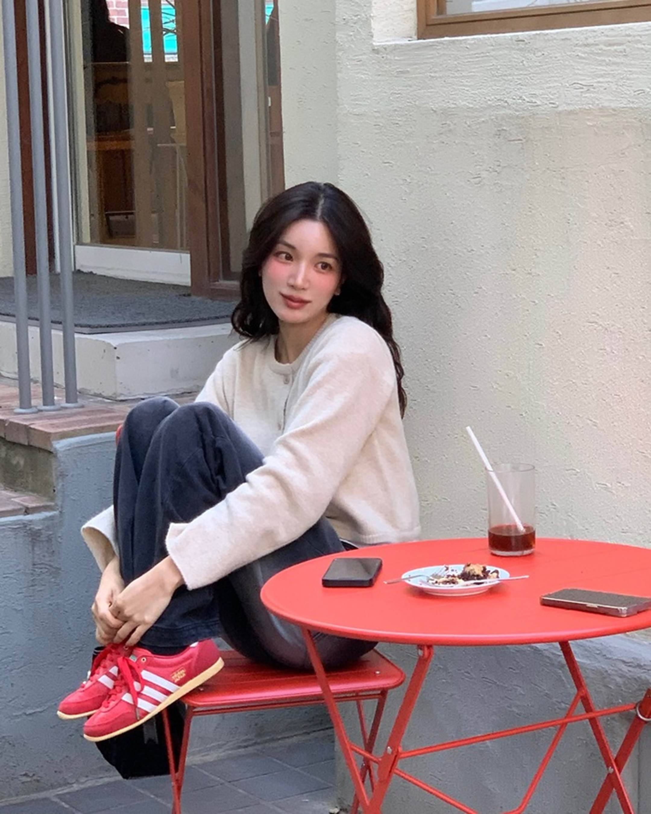 Chị em ghim ngay 10 cách mặc áo sáng màu tươi trẻ cho Tết-5