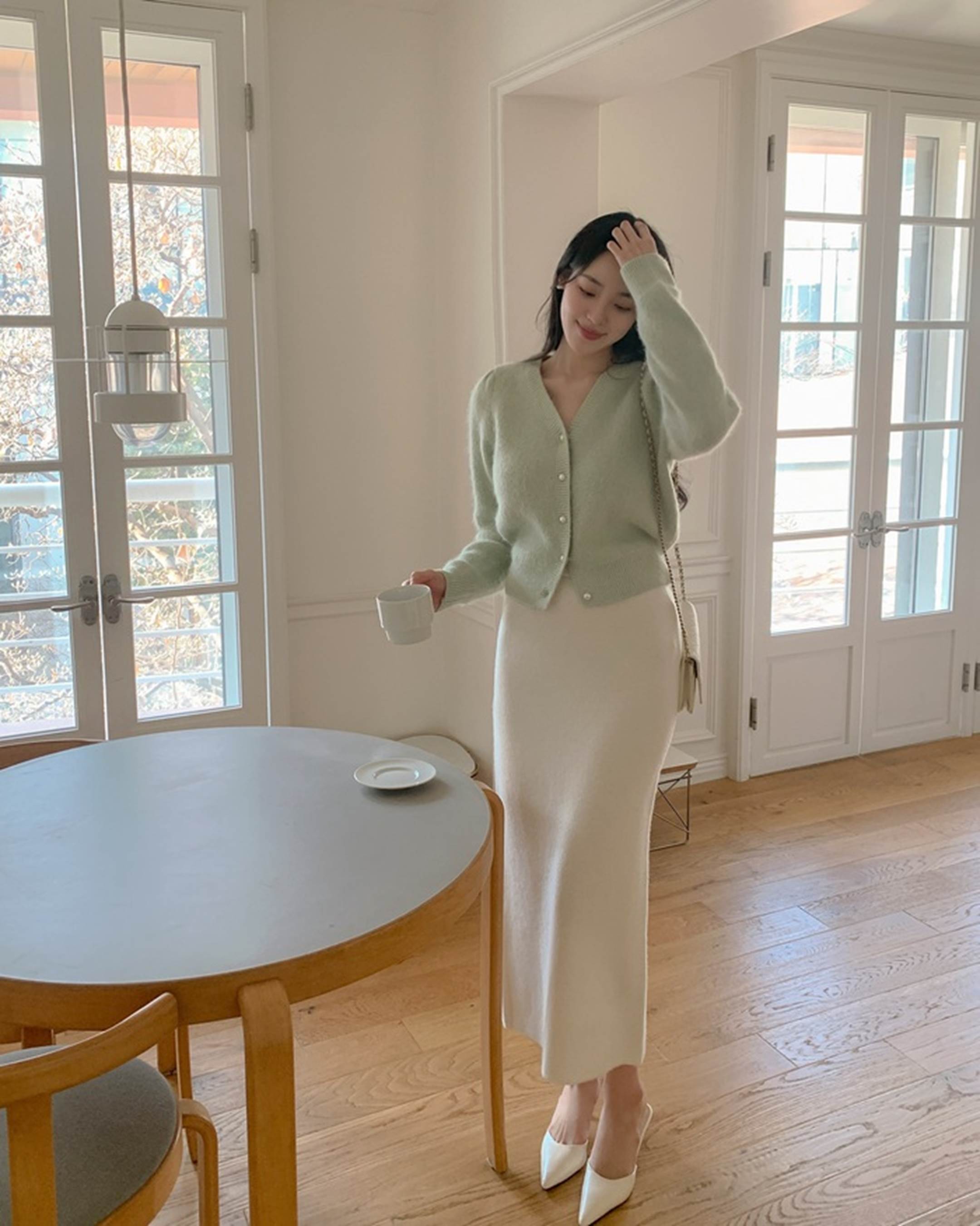 Chị em ghim ngay 10 cách mặc áo sáng màu tươi trẻ cho Tết-8