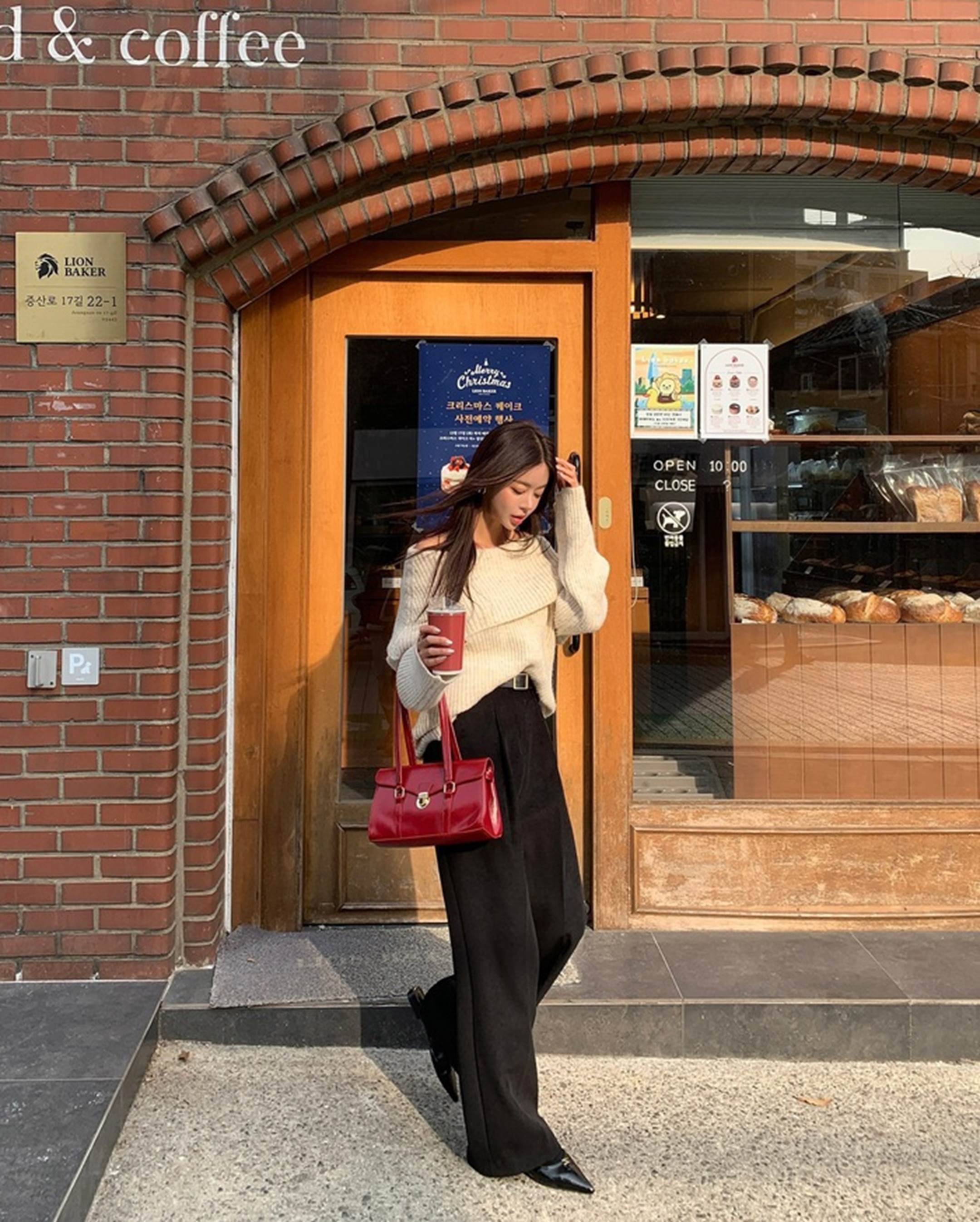 Chị em ghim ngay 10 cách mặc áo sáng màu tươi trẻ cho Tết-9