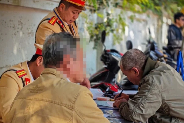 Đeo tai nghe khi đi xe máy bị phạt bao nhiêu tiền?-2