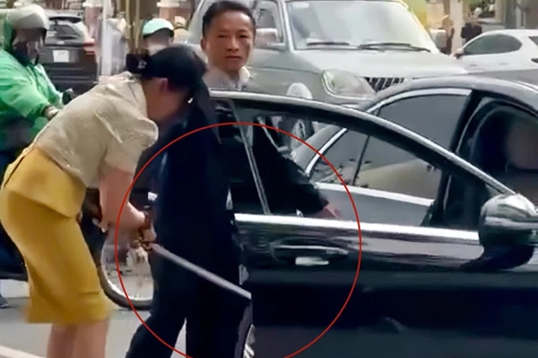 Người đi xe Mercedes rút kiếm dọa chém nhân viên môi trường đã đến xin lỗi-2