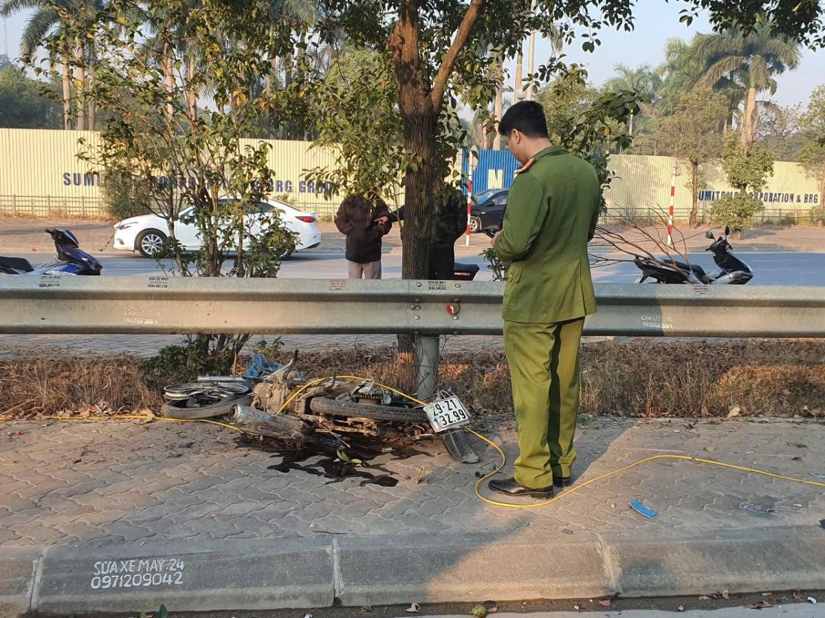 Xe tải va chạm với xe máy khiến 3 người tử vong trên cầu Nhật Tân, Hà Nội-3