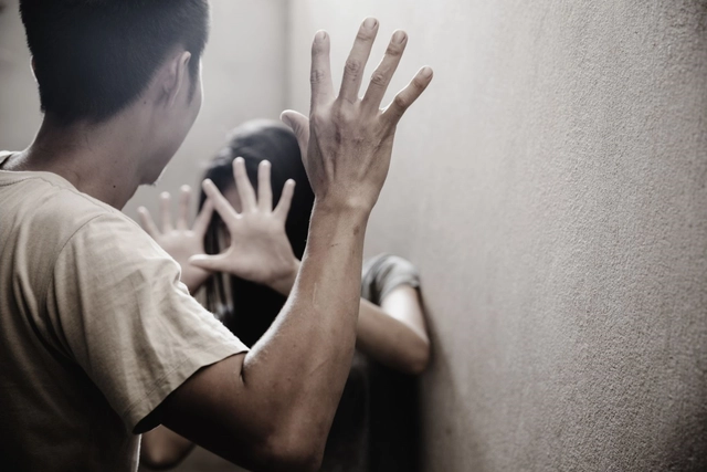 Dân mạng tranh cãi gay gắt trước lý do của người vợ tái hôn gã chồng vũ phu để rồi lại bị đánh đập-2